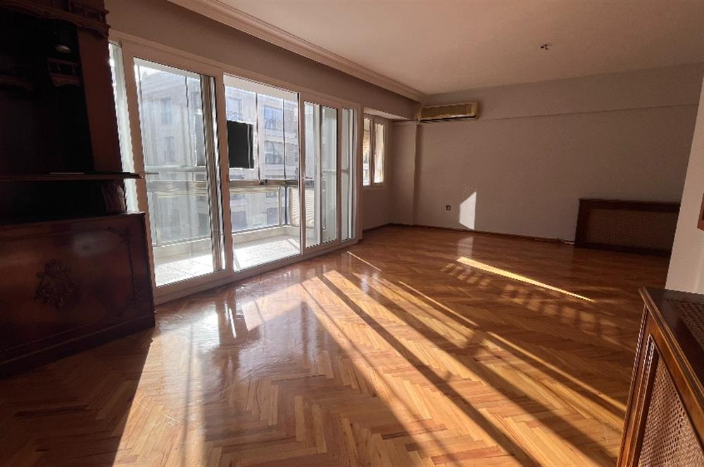 Bostanlı Cemal Gürsel Caddesinde 3+1 Kiralık İş Yeri veya Daire