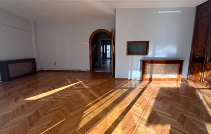 Bostanlı Cemal Gürsel Caddesinde 3+1 Kiralık İş Yeri veya Daire