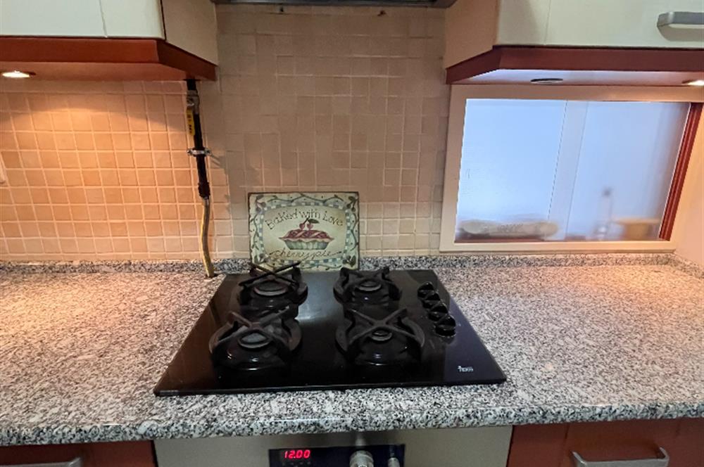 Bostanlı Cemal Gürsel Caddesinde 3+1 Kiralık İş Yeri veya Daire