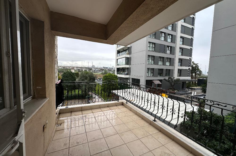 Merkezi Konumda Güvenlikli Sitede Ferah 2+1 