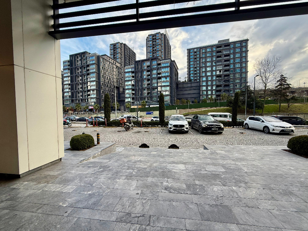 Porta Vadi Kiralık Dükkan 400m2+40m2 Tahsisli Ön Kullanım Alanı