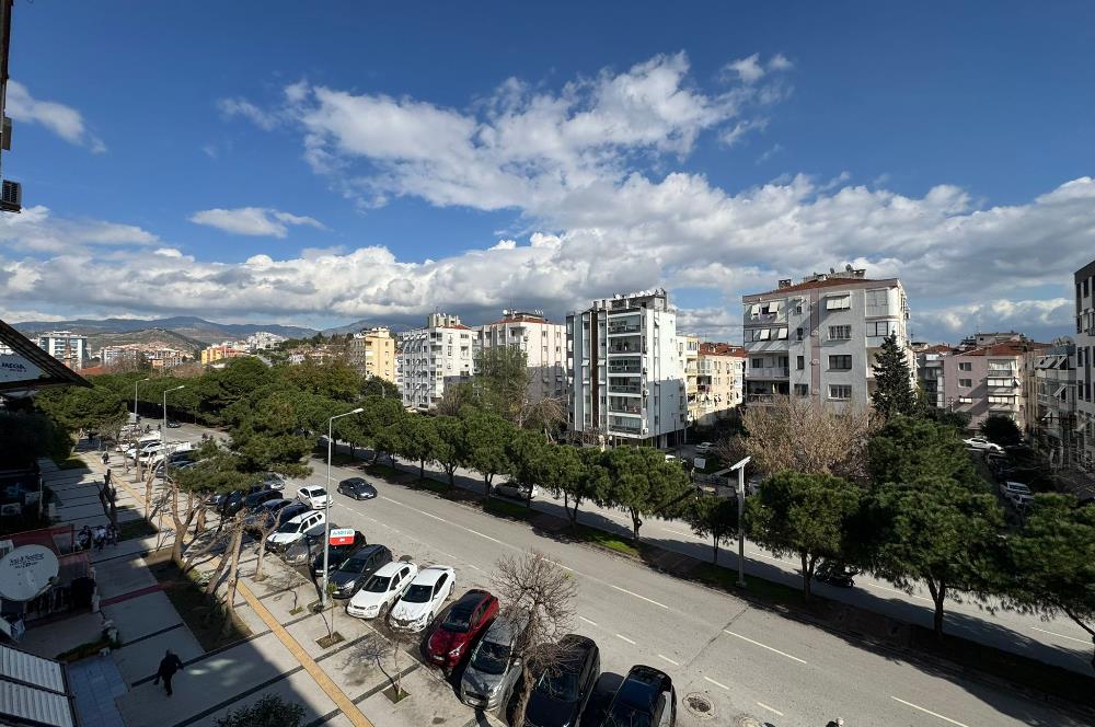 Karşıyaka Bahriye Üçok Bulvarı Üzerinde 3+1 Satılık Daire