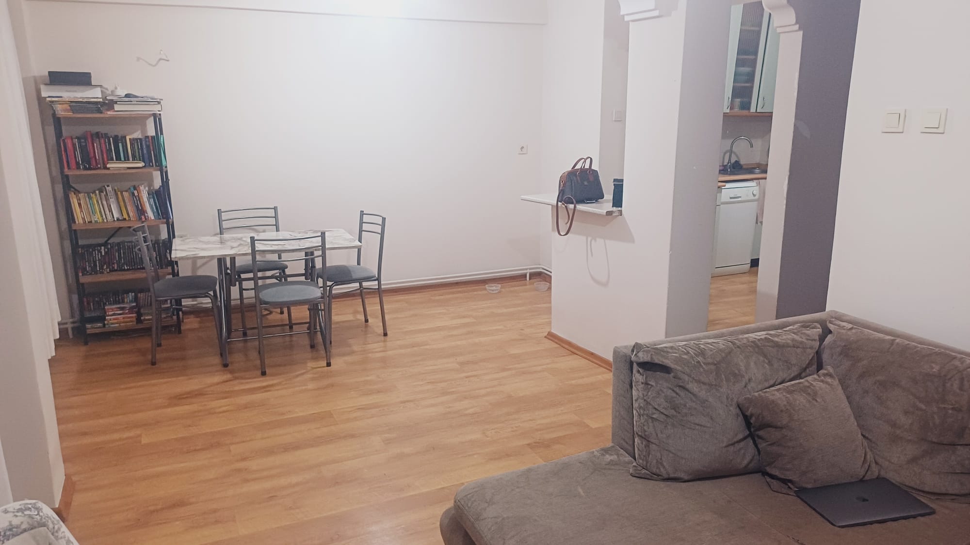 Güzelyalınin Güzel Ķonumunda Satılık 2+1