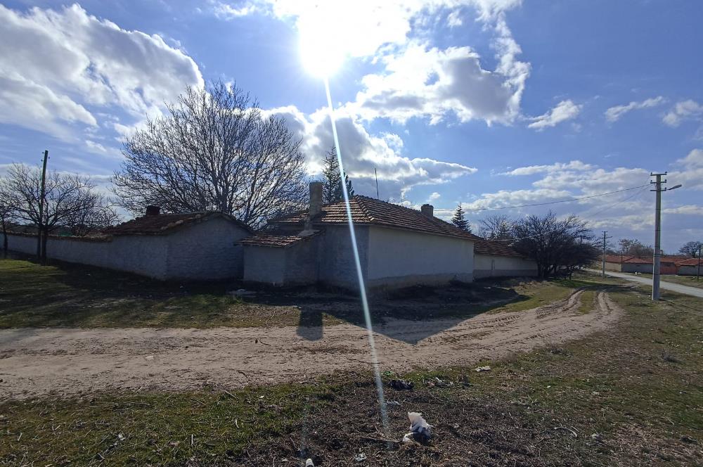 CENTURY 21 VİZYON'DAN SİVRİHİSAR BAHÇECİK’TE  SATILIK KÖY EVİ VE ARSASI