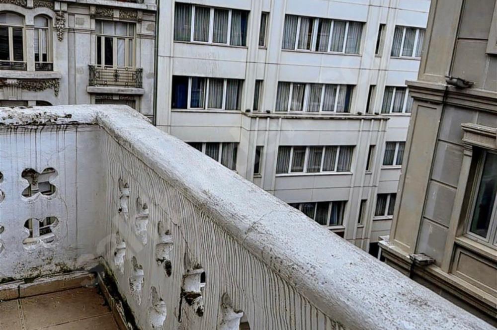 İSTİKLAL CADDESİ ÜZERİNDE TARİHİ BİNADA KİRALIK FERAH OFİS