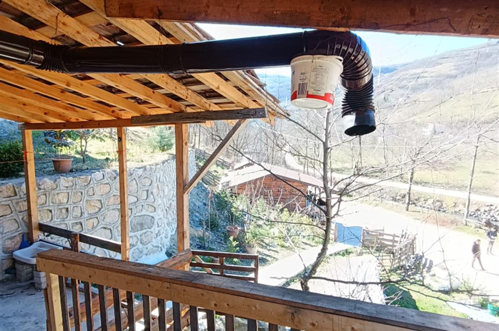 🌿 ORDU AYBASTI’DA DEREYE SIFIR, AHŞAP EVLİ 500 m² SATILIK ARSA 🌿