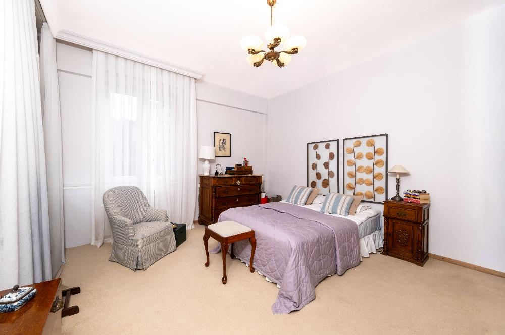 NİŞANTAŞI, VALİKONAĞI CADDESİ ÜZERİNDE 220 M2 SATILIK DAİRE...