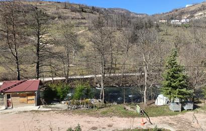 🌿 ORDU AYBASTI’DA DEREYE SIFIR, AHŞAP EVLİ 500 m² SATILIK ARSA 🌿