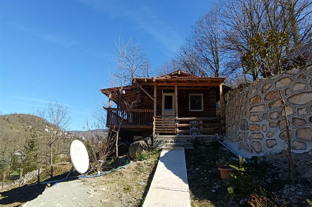 🌿 ORDU AYBASTI’DA DEREYE SIFIR, AHŞAP EVLİ 500 m² SATILIK ARSA 🌿