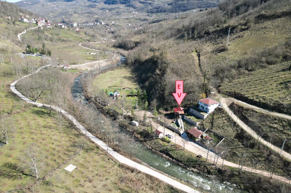 🌿 ORDU AYBASTI’DA DEREYE SIFIR, AHŞAP EVLİ 500 m² SATILIK ARSA 🌿