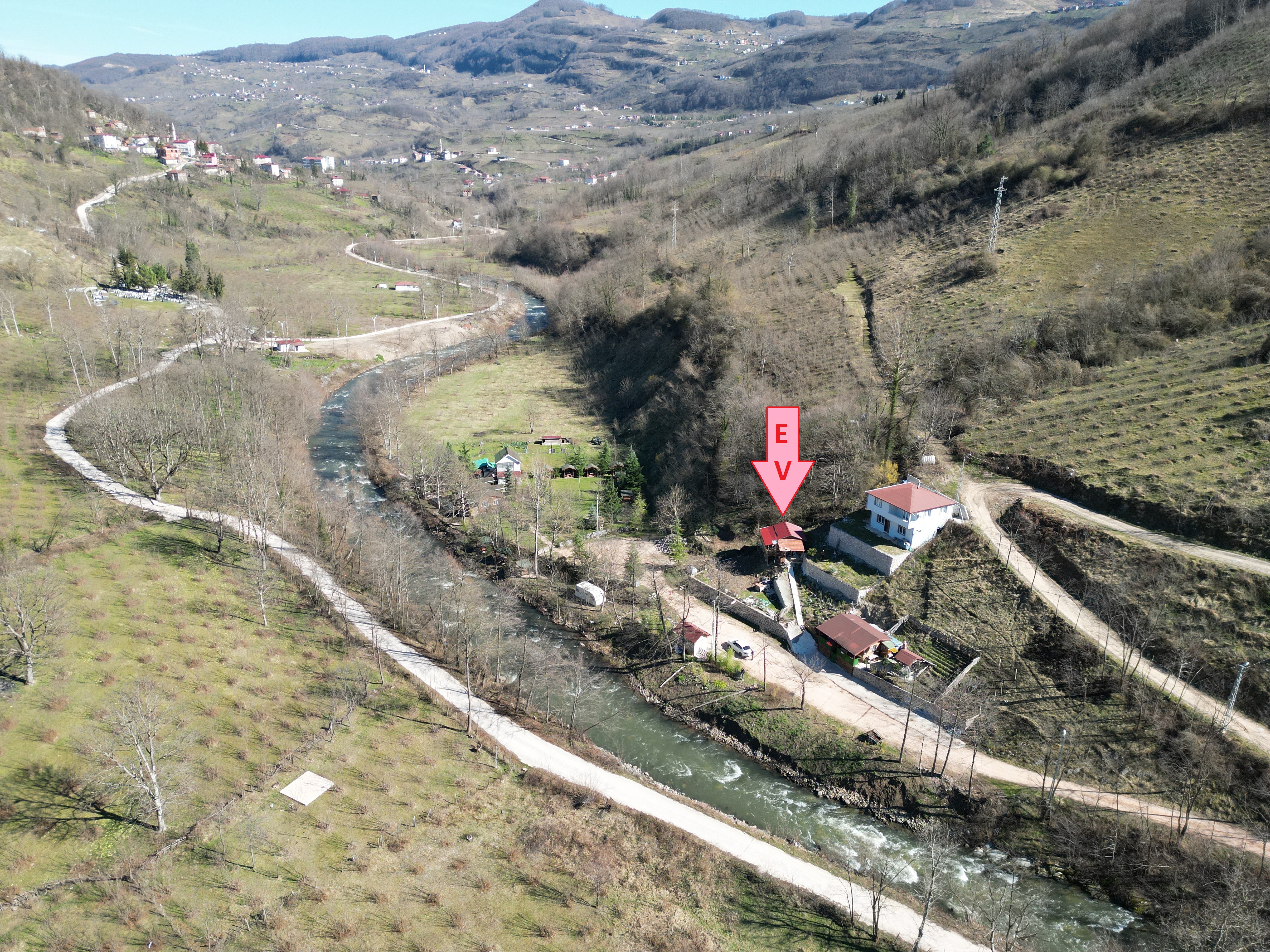 🌿 ORDU AYBASTI’DA DEREYE SIFIR, AHŞAP EVLİ 500 m² SATILIK ARSA 🌿