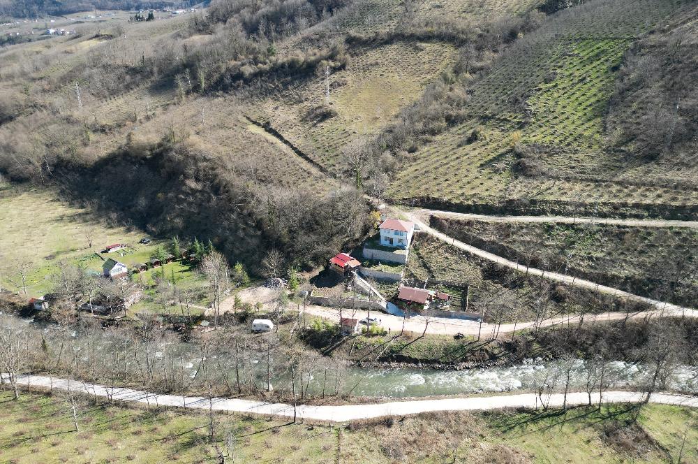 🌿 ORDU AYBASTI’DA DEREYE SIFIR, AHŞAP EVLİ 500 m² SATILIK ARSA 🌿