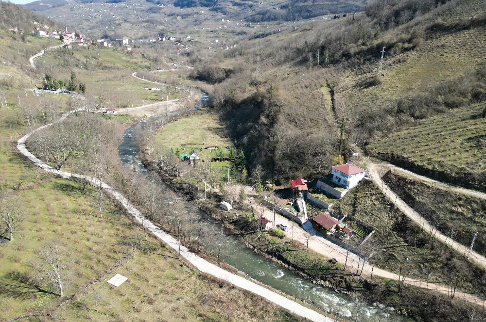 🌿 ORDU AYBASTI’DA DEREYE SIFIR, AHŞAP EVLİ 500 m² SATILIK ARSA 🌿