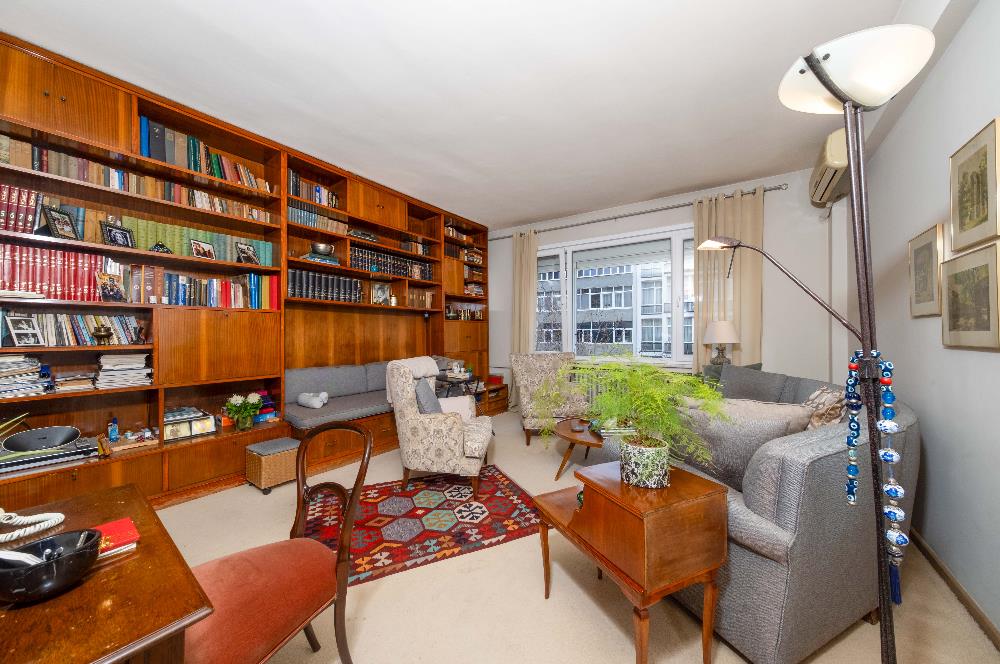 NİŞANTAŞI, VALİKONAĞI CADDESİ ÜZERİNDE 220 M2 SATILIK DAİRE...