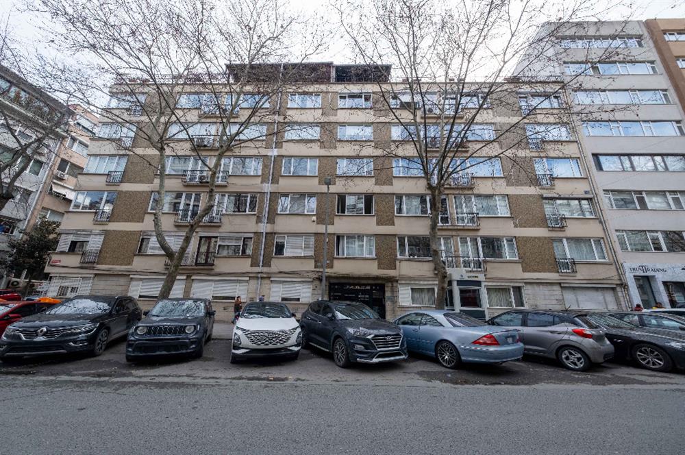 NİŞANTAŞI, VALİKONAĞI CADDESİ ÜZERİNDE 220 M2 SATILIK DAİRE...