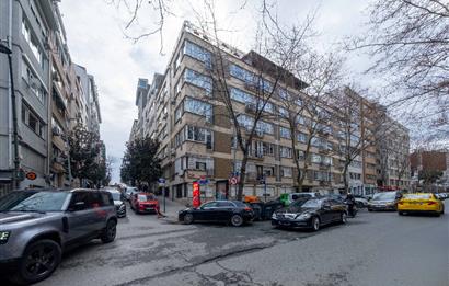 NİŞANTAŞI, VALİKONAĞI CADDESİ ÜZERİNDE 220 M2 SATILIK DAİRE...