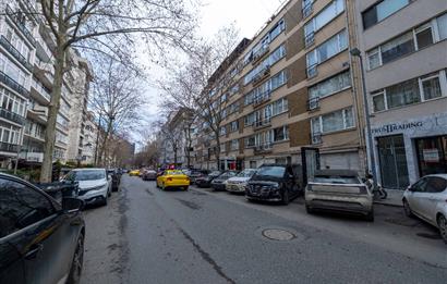 NİŞANTAŞI, VALİKONAĞI CADDESİ ÜZERİNDE 220 M2 SATILIK DAİRE...