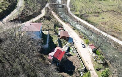 🌿 ORDU AYBASTI’DA DEREYE SIFIR, AHŞAP EVLİ 500 m² SATILIK ARSA 🌿