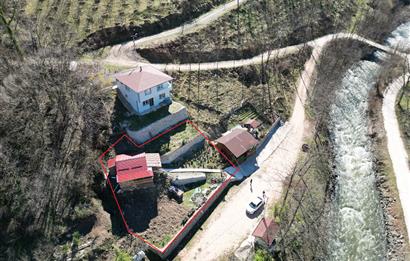 🌿 ORDU AYBASTI’DA DEREYE SIFIR, AHŞAP EVLİ 500 m² SATILIK ARSA 🌿