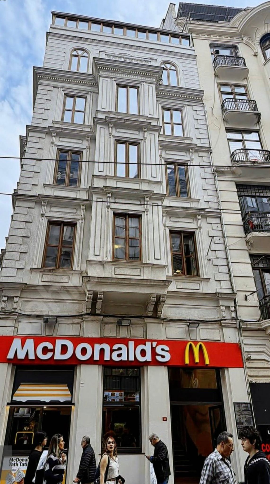 İSTİKLAL CADDESİ ÜZERİNDE TARİHİ BİNADA KİRALIK FERAH OFİS