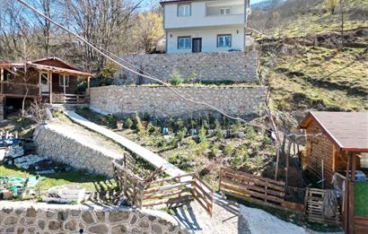 🌿 ORDU AYBASTI’DA DEREYE SIFIR, AHŞAP EVLİ 500 m² SATILIK ARSA 🌿