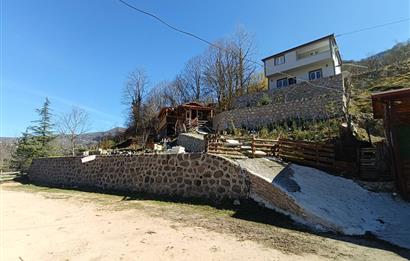 🌿 ORDU AYBASTI’DA DEREYE SIFIR, AHŞAP EVLİ 500 m² SATILIK ARSA 🌿