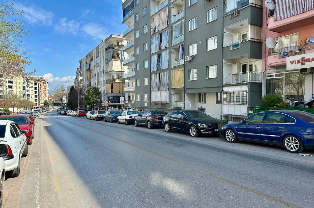 Lozan Caddesi'nde Cadde Üstü Satılık 250,00 m² Depolu İş Yeri..