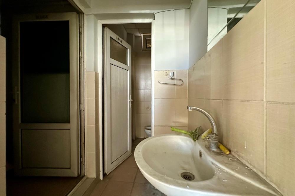 Lozan Caddesi'nde Cadde Üstü Satılık 250,00 m² Depolu İş Yeri..