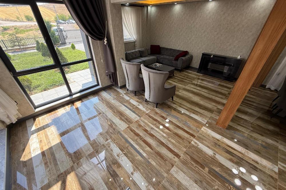 GÖLBAŞI HACILARDA 18 AİLE KONSEPTLİ TRİPLEKS 7+1 MOGAN MANZARALI