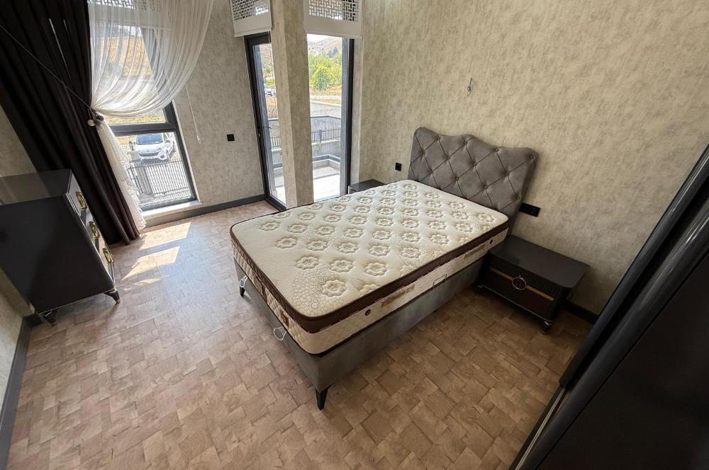 GÖLBAŞI HACILARDA 18 AİLE KONSEPTLİ TRİPLEKS 7+1 MOGAN MANZARALI