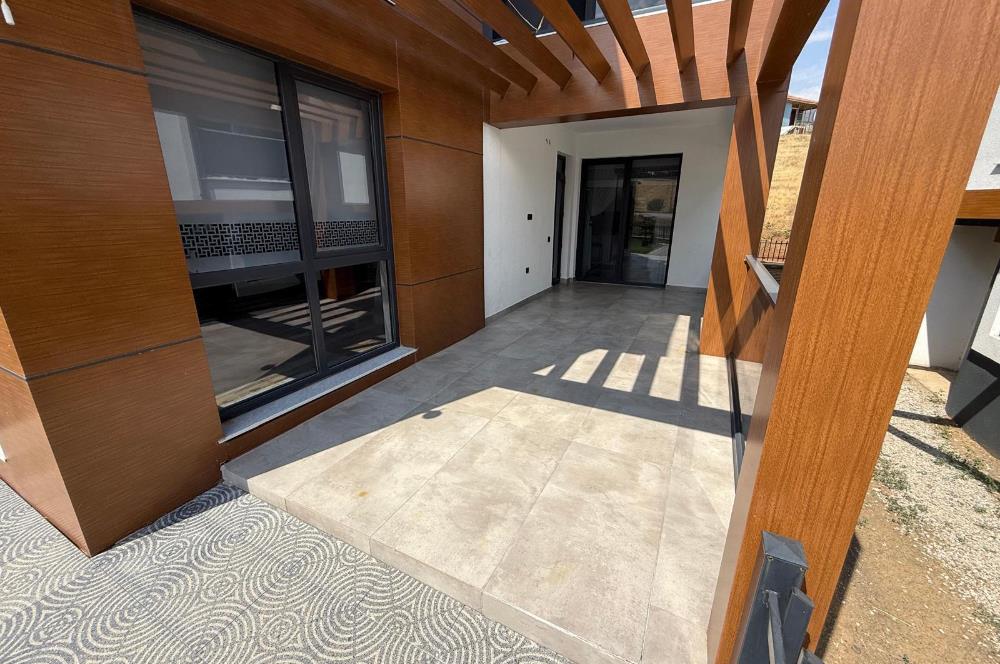 GÖLBAŞI HACILARDA 18 AİLE KONSEPTLİ TRİPLEKS 7+1 MOGAN MANZARALI