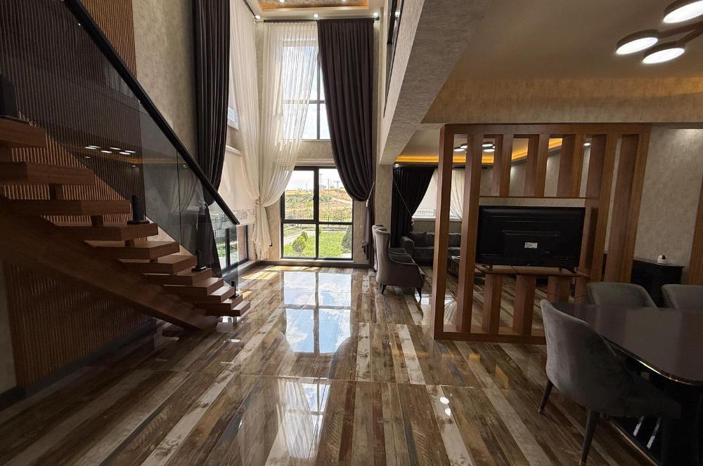 GÖLBAŞI HACILARDA 18 AİLE KONSEPTLİ TRİPLEKS 7+1 MOGAN MANZARALI