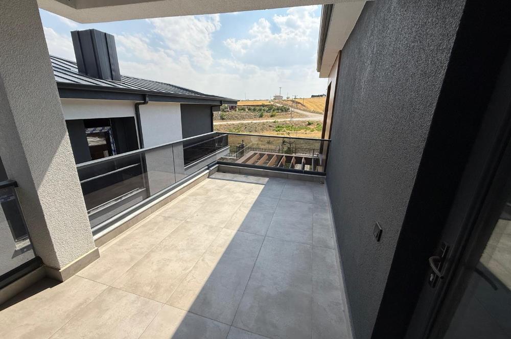 GÖLBAŞI HACILARDA 18 AİLE KONSEPTLİ TRİPLEKS 7+1 MOGAN MANZARALI