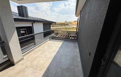 GÖLBAŞI HACILARDA 18 AİLE KONSEPTLİ TRİPLEKS 7+1 MOGAN MANZARALI