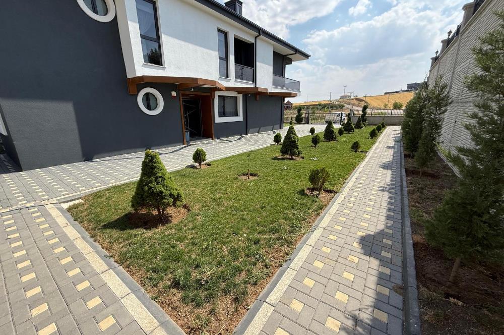 GÖLBAŞI HACILARDA 18 AİLE KONSEPTLİ TRİPLEKS 7+1 MOGAN MANZARALI