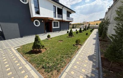 GÖLBAŞI HACILARDA 18 AİLE KONSEPTLİ TRİPLEKS 7+1 MOGAN MANZARALI