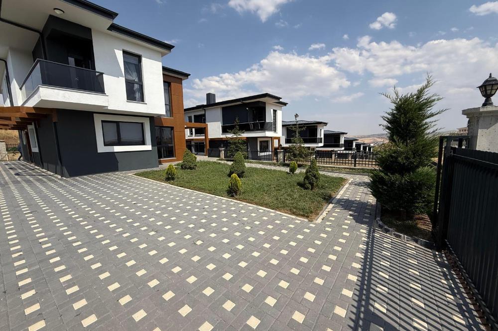 GÖLBAŞI HACILARDA 18 AİLE KONSEPTLİ TRİPLEKS 7+1 MOGAN MANZARALI