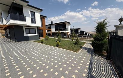 GÖLBAŞI HACILARDA 18 AİLE KONSEPTLİ TRİPLEKS 7+1 MOGAN MANZARALI