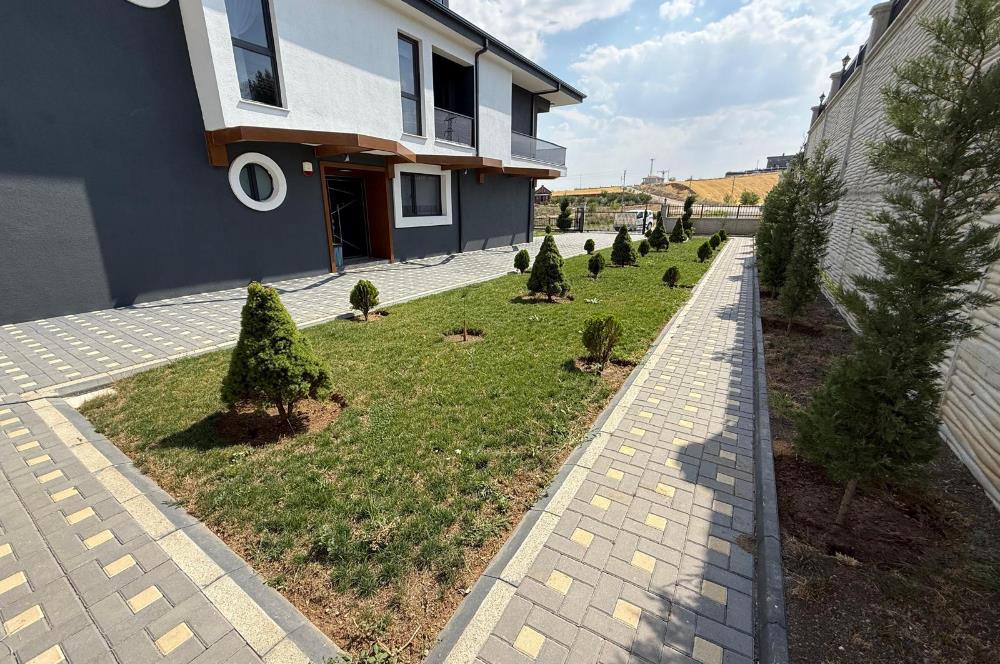 GÖLBAŞI HACILARDA 18 AİLE KONSEPTLİ TRİPLEKS 7+1 MOGAN MANZARALI