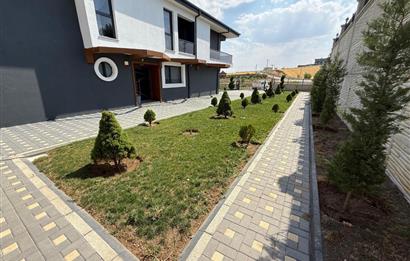 GÖLBAŞI HACILARDA 18 AİLE KONSEPTLİ TRİPLEKS 7+1 MOGAN MANZARALI