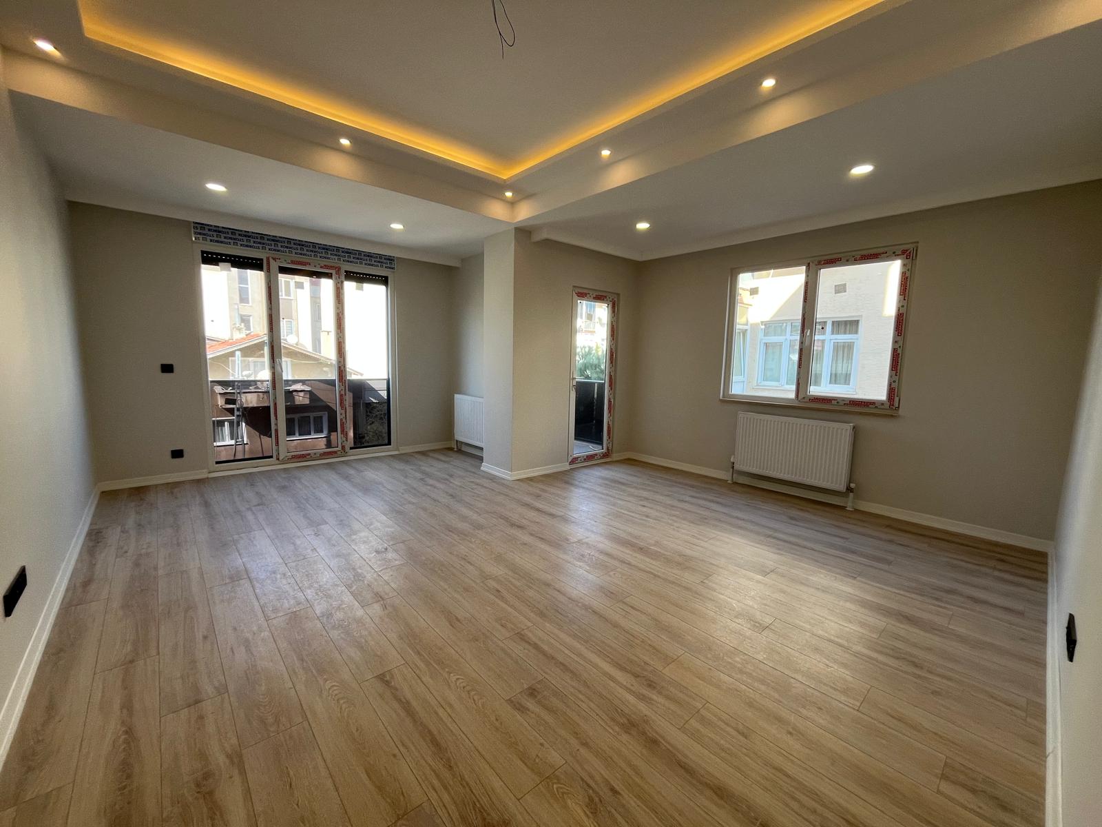 ALTINTEPE'DE 0 BİNADA EBEVEYN BANYOLU ÖN CEPHE KÖŞE 3+1