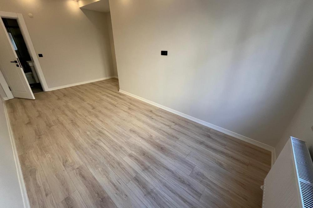 ALTINTEPE'DE 0 BİNADA EBEVEYN BANYOLU ÖN CEPHE KÖŞE 3+1