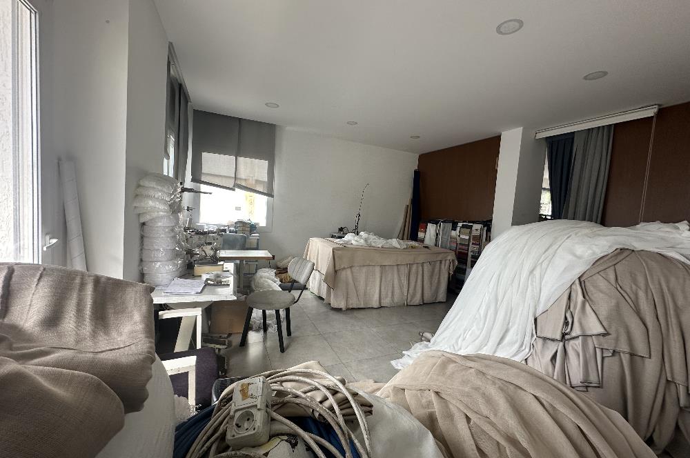 Turgutreis'te Anacaddeye Cepheli Satılık Dükkan ve Daire