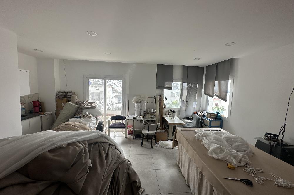 Turgutreis'te Anacaddeye Cepheli Satılık Dükkan ve Daire