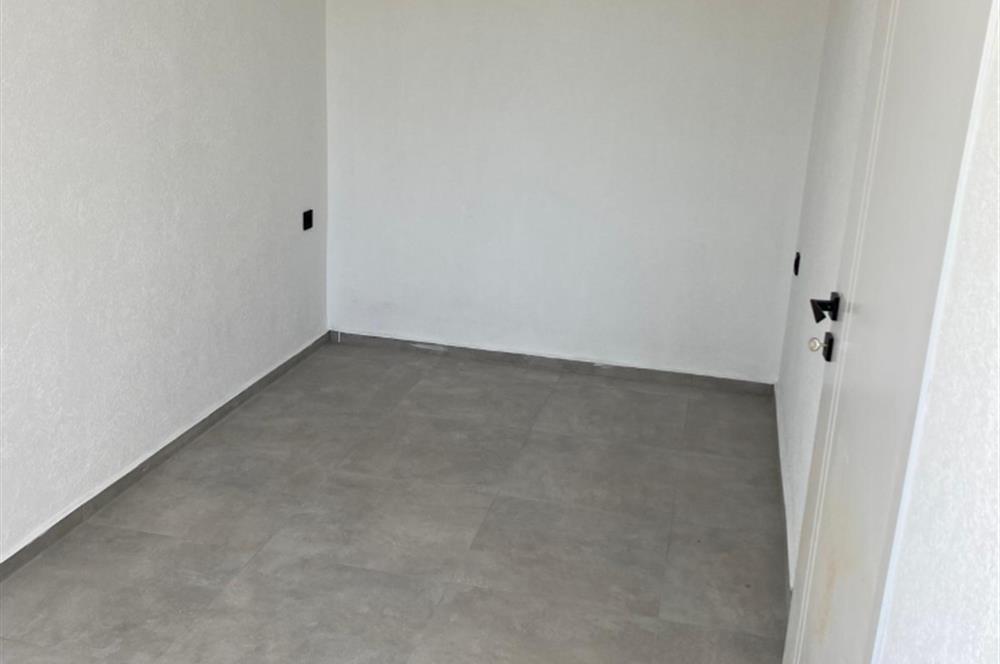 Turgutreis'te Anacaddeye Cepheli Satılık Dükkan ve Daire