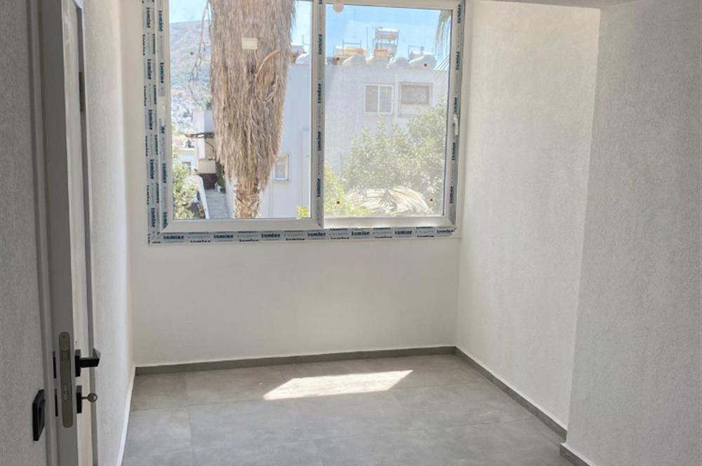 Turgutreis'te Anacaddeye Cepheli Satılık Dükkan ve Daire