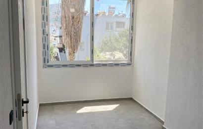 Turgutreis'te Anacaddeye Cepheli Satılık Dükkan ve Daire