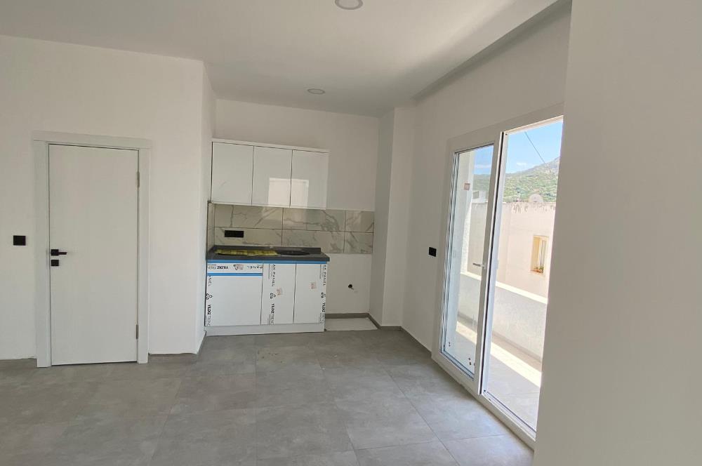 Turgutreis'te Anacaddeye Cepheli Satılık Dükkan ve Daire