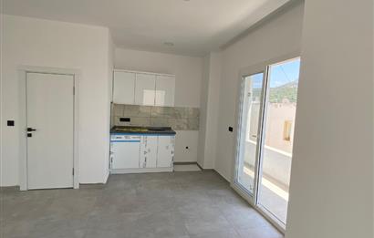 Turgutreis'te Anacaddeye Cepheli Satılık Dükkan ve Daire