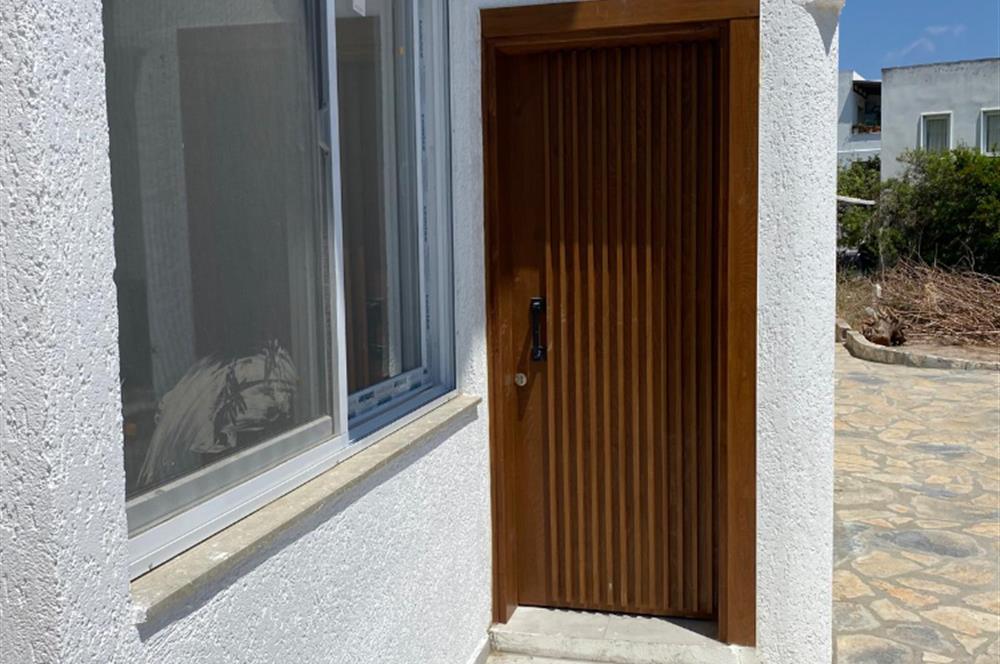 Turgutreis'te Anacaddeye Cepheli Satılık Dükkan ve Daire